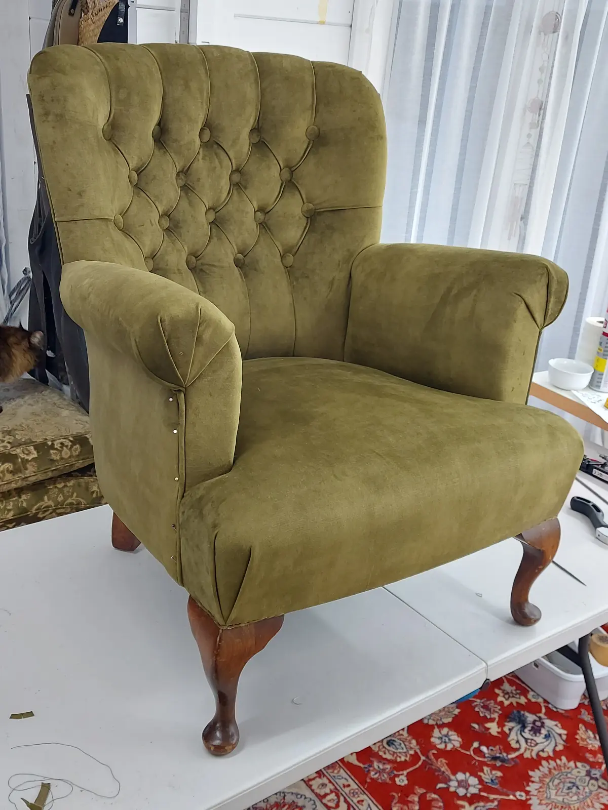 Traditional deep-buttoned chair